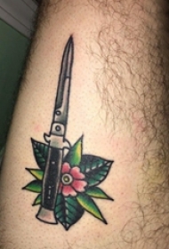 欧美匕首纹身 男生手臂上花朵纹身图片
