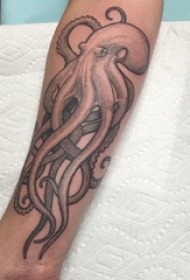 纹身黑色 男生手臂上黑色的章鱼纹身图片
