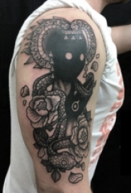 双大臂纹身 男生大臂上花朵和神话人物纹身图片