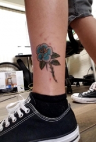 小清新植物纹身 男生脚踝上彩色的花朵纹身图片
