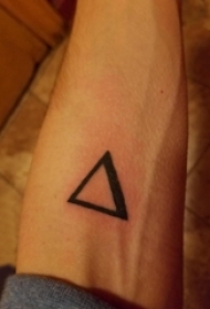 几何元素纹身 男生手臂上黑色的三角形纹身图片