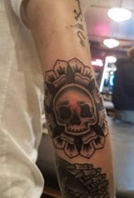 纹身骷髅头 男生手臂上梵花纹身图片