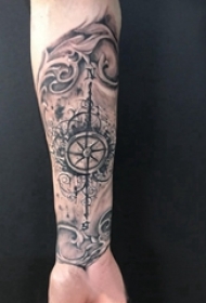 手臂纹身图片 男生手臂上黑色的指南针纹身图片
