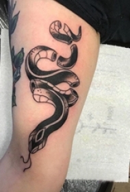 纹身蛇魔 男生手臂上凶猛的蛇纹身图片