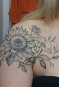 肩膀简约纹身 女生肩膀上向日葵纹身图片