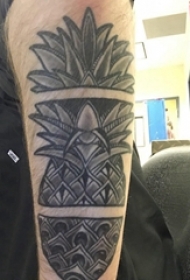 双大臂纹身 男生大臂上黑色的菠萝纹身图片