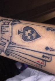 欧美手腕纹身 男生手腕上黑色的扑克牌纹身图片