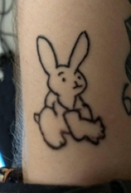 纹身卡通 男生手臂上黑色的兔子纹身图片