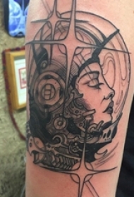 人物肖像纹身 男生手臂上黑色的宇航员纹身图片