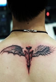 个性翅膀颈部纹身