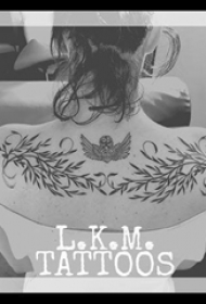 文艺花朵纹身 女生背部花朵纹身图片