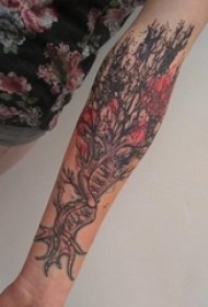 手臂纹身素材 女生手臂上彩色的树纹身图片