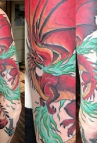 双大臂纹身 男生手臂上彩色的火龙纹身图片