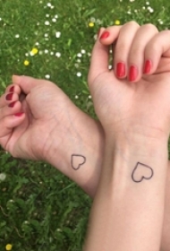 心形纹身情侣 情侣手腕上黑色的心形纹身图片