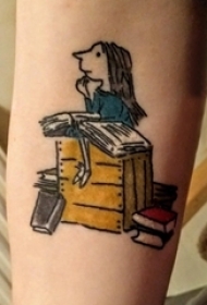 纹身书籍 女生手臂上人物和书籍纹身图片