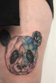 熊猫纹身图 女生大腿上彩色的熊猫纹身图片