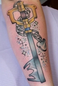 钥匙纹身图案 男生手臂上彩色的钥匙纹身图片