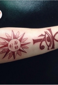眼睛纹身 男生手臂上太阳纹身图片