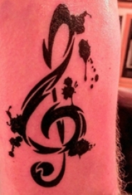 音符纹身 女生手臂上黑色的音符纹身图片