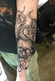 黑色章鱼纹身 男生手臂上黑色章鱼纹身图案