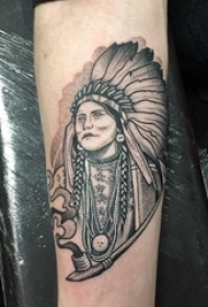 印第安酋长纹身 男生手臂上黑色的印第安酋长纹身图片