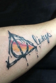 纹身三角形 男生手臂上三角形纹身图片