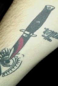 手臂纹身素材 男生手臂上眼睛和匕首纹身图片