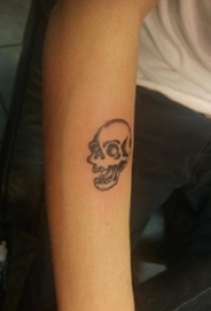 抽象线条纹身 男生手臂上黑色的骷髅纹身图片