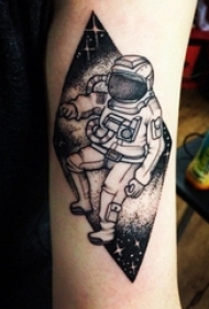 宇航员纹身图案 女生手臂上几何和宇航员纹身图片