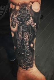 宇航员纹身图案 男生小臂纹身宇航员纹身图案
