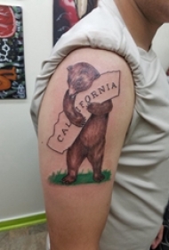 纹身卡通 男生大臂上英文和熊纹身图片