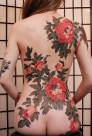 纹身后背女 女生后背上彩绘的花朵纹身图片