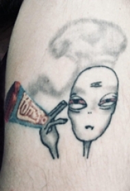 外星人纹身 男生大腿上彩色的外星人纹身图片