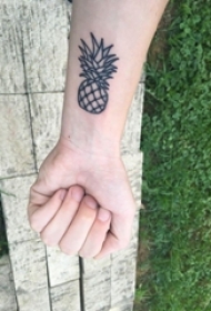 极简线条纹身 女生手腕上黑色的菠萝纹身图片