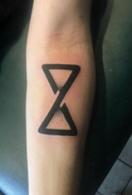 几何元素纹身 男生手臂上黑色几何沙漏纹身图片