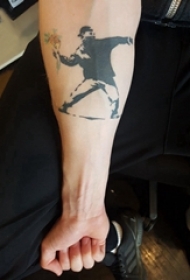 手臂纹身素材 男生手臂上花朵和人物肖像纹身图片