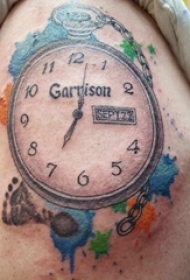 时钟纹身 男生大臂上彩色的时钟纹身图片