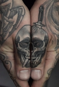 骷髅纹身 男生手指上匕首和骷髅纹身图片
