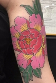 花朵纹身 男生大臂上彩绘的花朵纹身图片