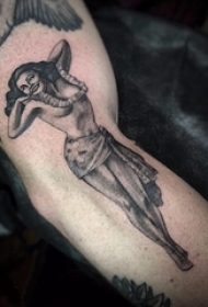 黑灰写实纹身 男生手臂上黑灰的人物肖像纹身图片