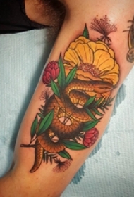 双大臂纹身 男生大臂上花朵和蛇纹身图片