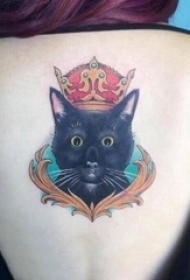 纹身后背女 女生后背上皇冠和猫咪纹身图片