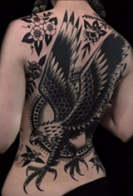 纹身后背女 女生后背上花朵和老鹰纹身图片