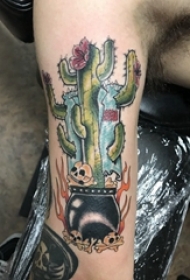 双大臂纹身 男生大臂上骷髅和仙人掌纹身图片