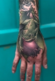 手背纹身 男生手背上植物和青蛙纹身图片