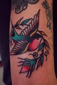 纹身鸟 男生手臂上叶子和鸟纹身图片