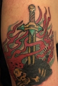 双大臂纹身 男生大臂上火焰和宝剑纹身图片