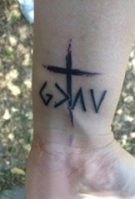 纹身小十字架 男生手腕上简单十字架纹身图片