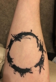 手臂纹身素材 男生手臂上黑色的圆形纹身图片