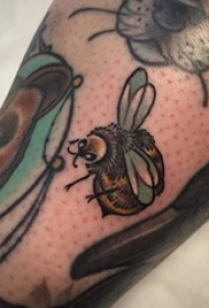 小动物纹身 男生小腿上彩色的小蜜蜂纹身图片
